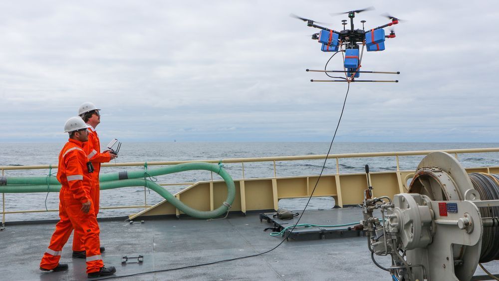 Fartøysjef og gründer Pouyan Shariffiasl og pilot Henning Pedersen på tokt i Nordsjøen i 2019 da selskapet testet droneteknologien. Hamidiasl mener nå at en tidligere utvikler har prøvd å skade produktet hans ved å gi dem ødeleggende programkode. 