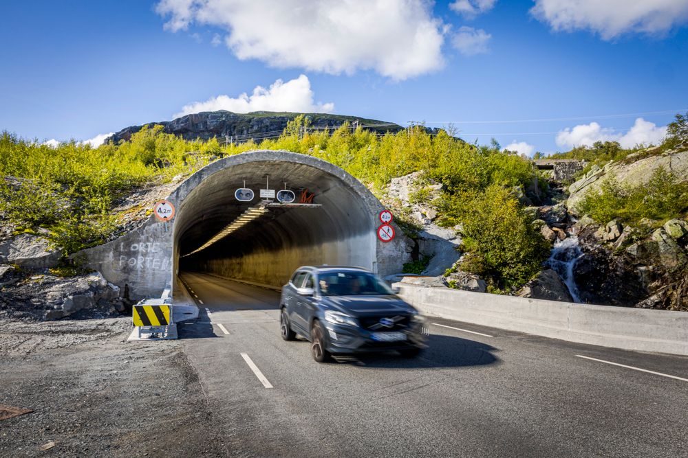 Foreløpig er det ukjent hva som er beveggrunnen til grafittien på betongen til østre portal av Vågslidtunnelen på Haukelifjell. Bildet er tatt i august i år.