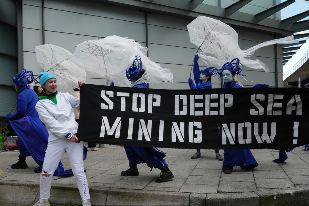 En gruppe demonstranter fra Ocean Rebellion utenfor en konferanse om havbunnsmineraler ved Hilton Hotel i London i april i år. 