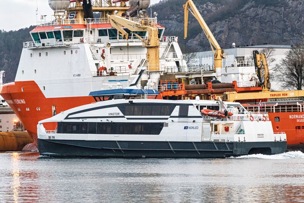 Teknologien er ikke klar for å rulle ut nullutslipps-hurtigbåter på alle strekninger, men den er mer enn klar for å fases inn, skriver innleggsforfatterne.