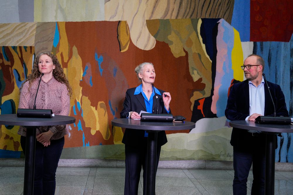 Tuva Moflag (Ap), Kirsti Bergstø (SV) og André Myhrvold (Sp) under pressekonferanse på Stortinget etter SV og regjeringspartiene kom søndag til enighet om statsbudsjettet for 2025.