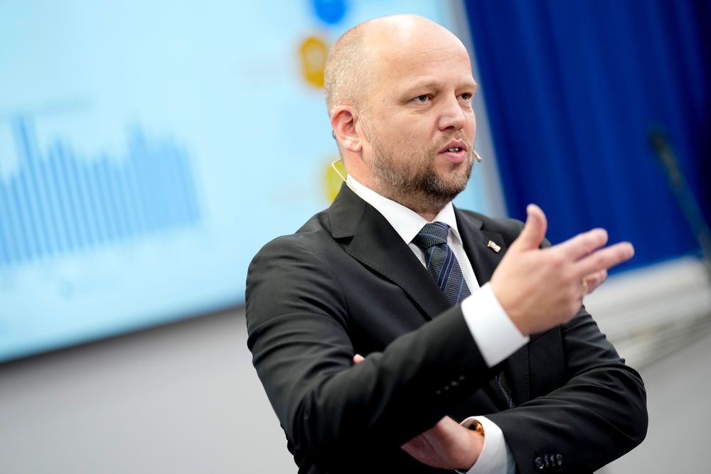 Finansminister Trygve Slagsvold Vedum (Sp) vil både kutte konsulenter og øke digitaliseringstakten. Det kan være vanskelig. Foto: Fredrik Varfjell / NTB