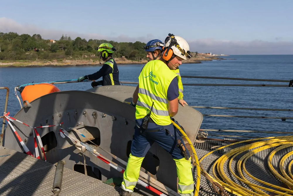 I mars ble en fiberkabel mellom Sverige og Tyskland innviet. De som fører kablene på havbunnen vet alt om de mange gamle bombene i Østersjøen.