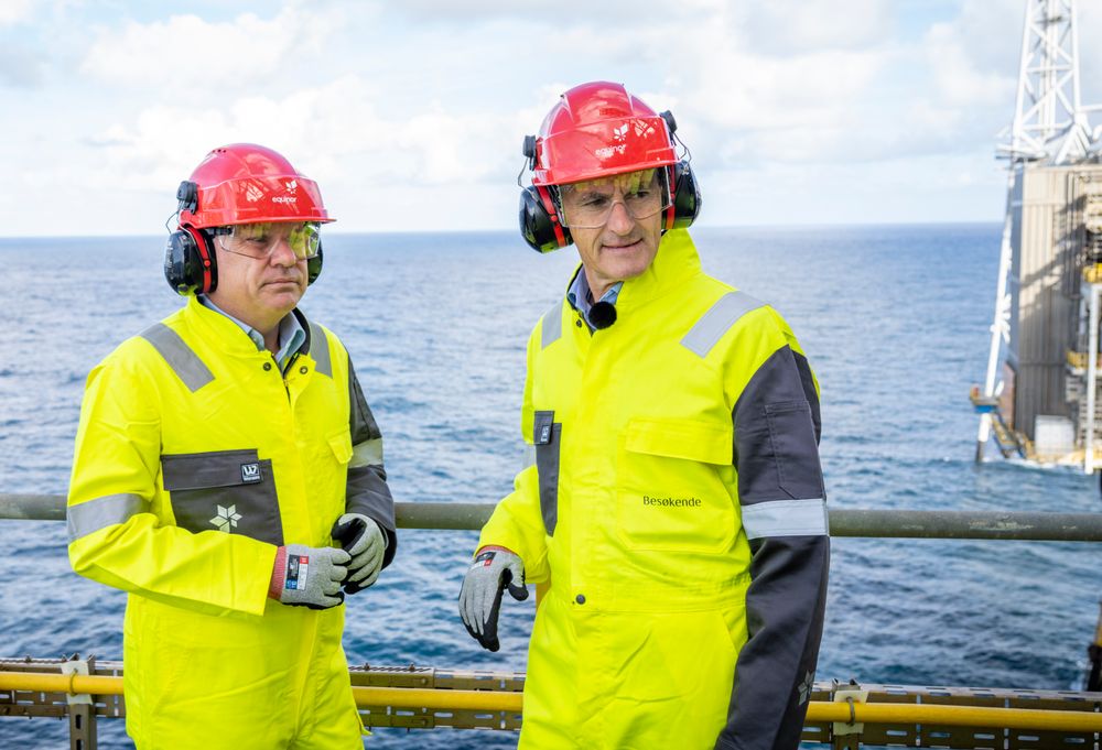 Konsernsjef i Equinor Anders Opedal (t.v.) i samtale med statsminister Jonas Gahr Støre på Sleipner-plattformen under et besøk der i oktober 2022.