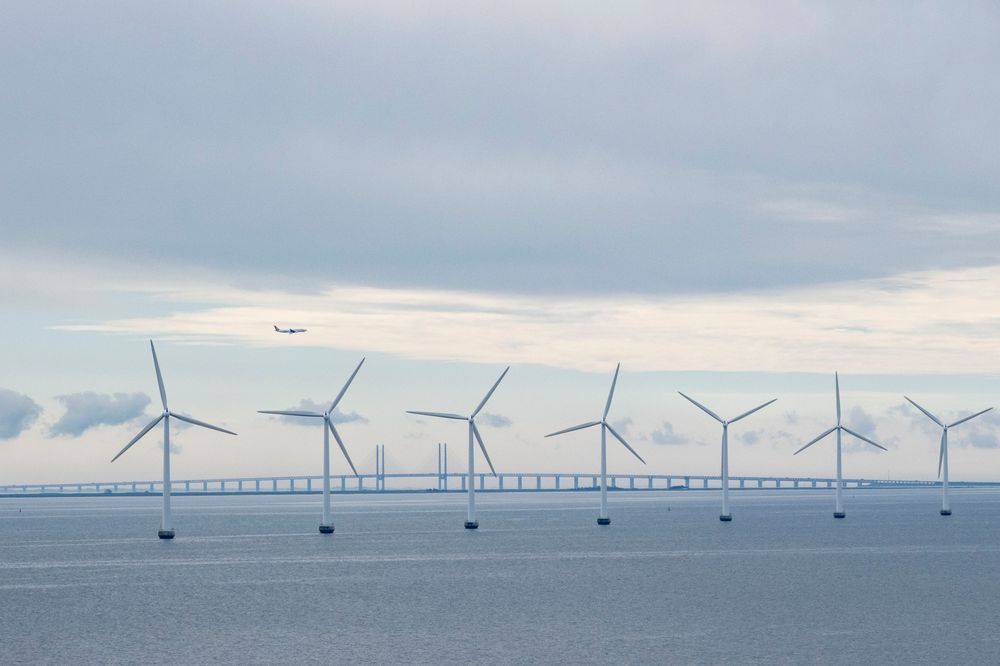 Danmark er i ferd med å bygge ut vindkraft både til lands og til vanns. Det kan komme norske forbrukere til gode, mener danske energiaktører.