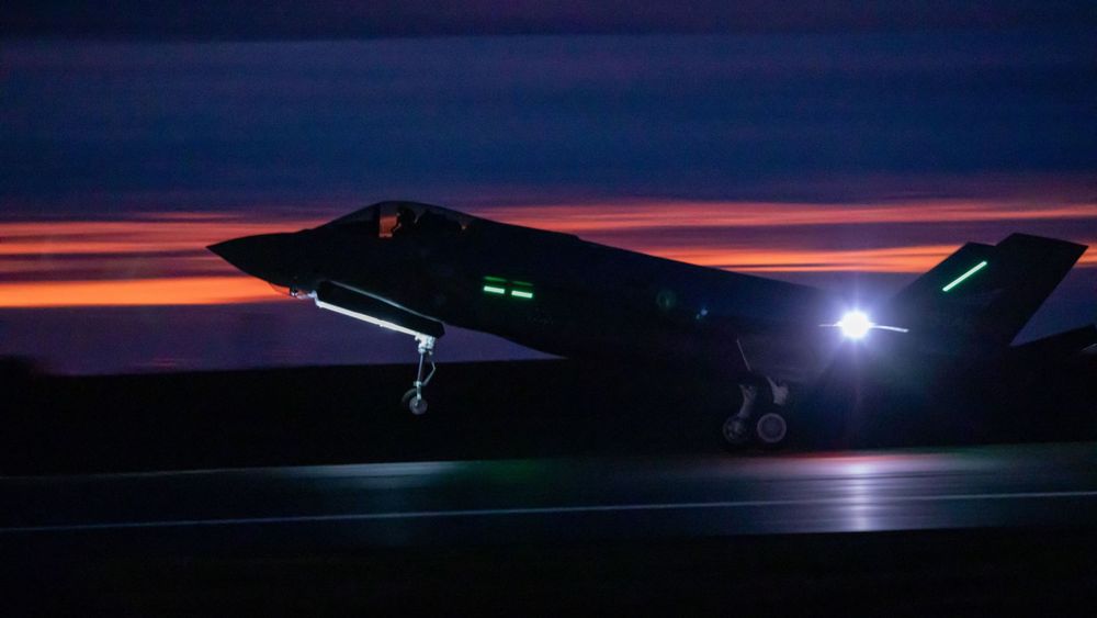 Et av de fire F-35A-flyene som landet på Ørland flystasjon litt før klokka 16 torsdag 12. desember.