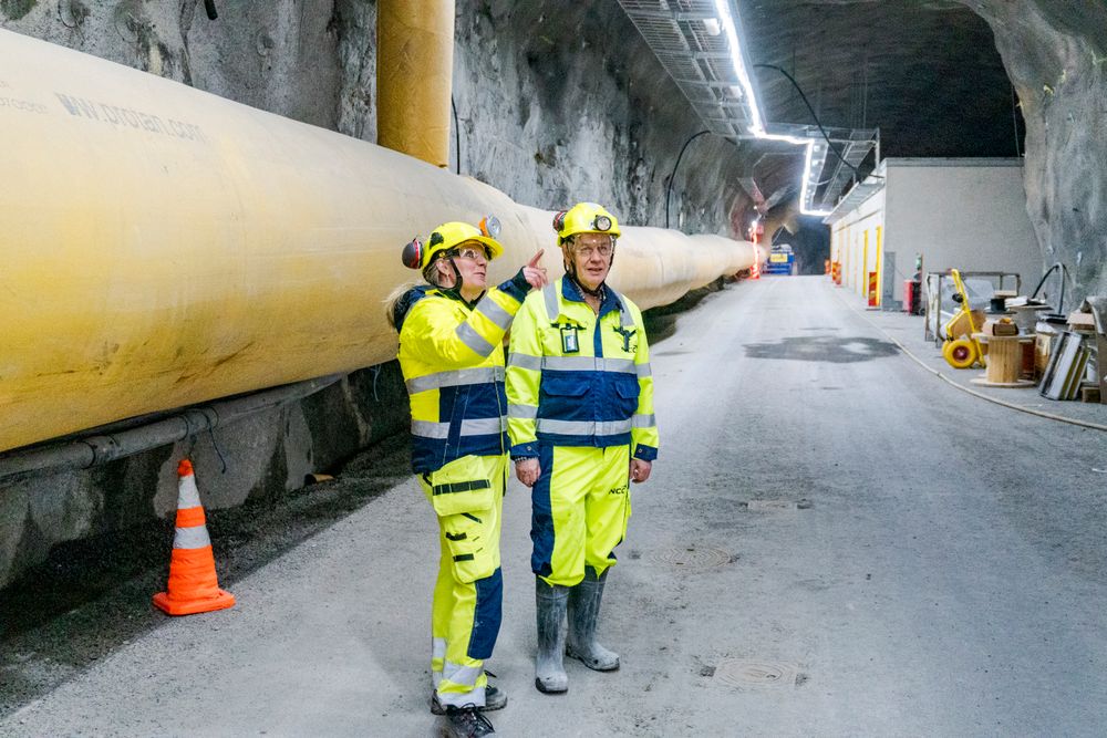Norske tunnelfolk fra NCC sprenger ut t-banetunnel og bygger nye Hagastaden t-banestasjon ved Nya Karolinska Sjukhuset i Stockholm i Sverige i desember 2024. Fv. prosjektsjef Sofia Edoff i NCC Sverige og tunnelsjef Frank Grønvold i NCC Norge.
