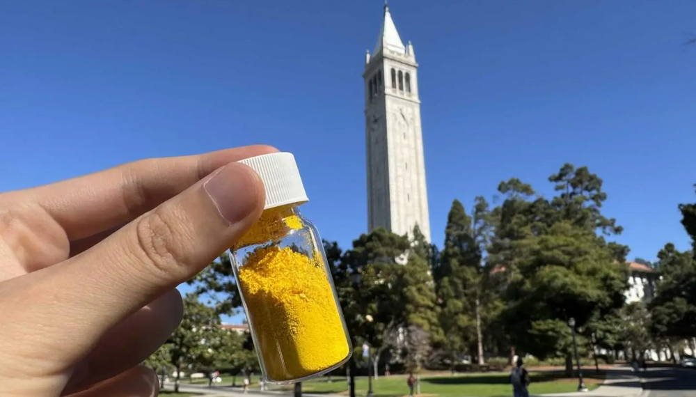 Hovedforfatteren bak studien fra Berkeley-universitetet i California holder her en liten flaske med det gule stoffet COF-999, som ser ut til å ha enestående egenskaper når det gjelder å fange CO2 fra luften.