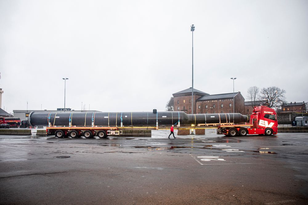 Transporten av det nesten 30 meter lange røret ble godkjent under tvil av Statens vegvesen.