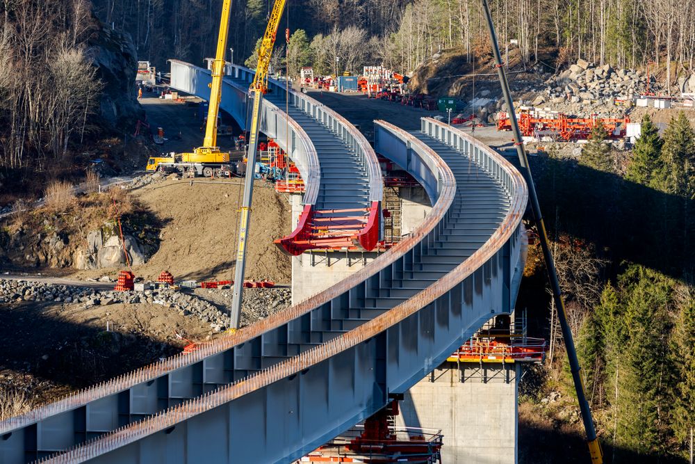 Langangsfjordbruene er over 400 meter lange og var Nye Veiers mest kompliserte veiprosjekt. 17 kilometer ny vei forbi Porsgrunn kostet 6,2 milliarder kroner.