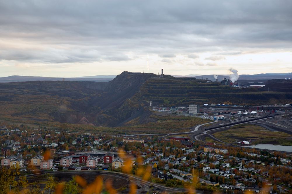 Den statlige, svenske gruvegiganten LKAB utsetter sine planer om å bli fossilfri. Dermed får Nord-Norge fortsatt tilgang på store mengder vindkraft fra Nord-Sverige. Bildet viser LKABs gruve i Kiruna.