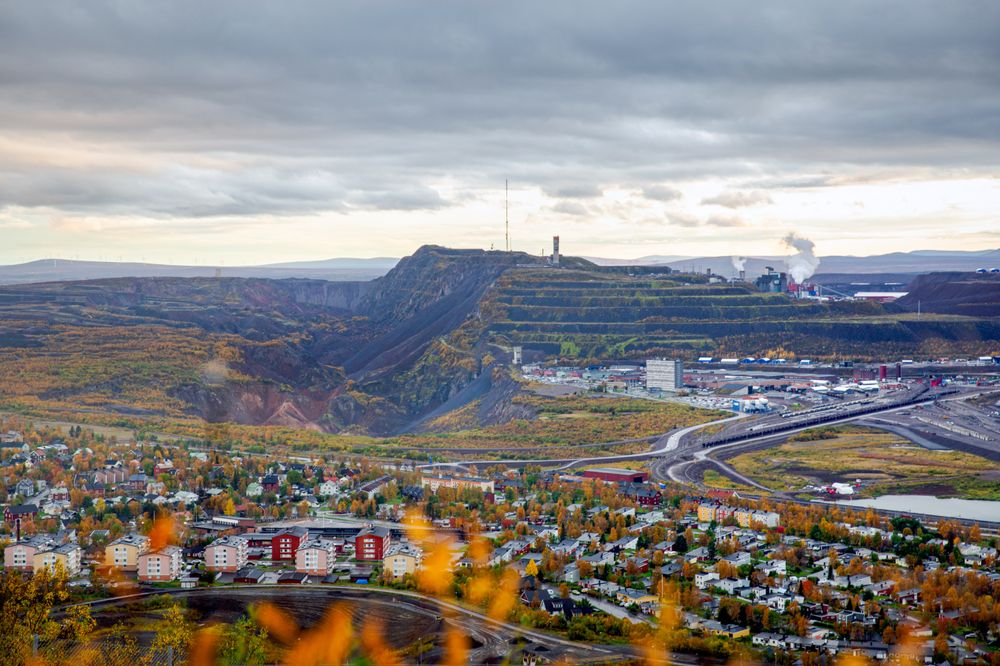 Den statlige, svenske gruvegiganten LKAB utsetter sine planer om å bli fossilfri. Dermed får Nord-Norge fortsatt tilgang på store mengder vindkraft fra Nord-Sverige. Bildet viser LKABs gruve i Kiruna.