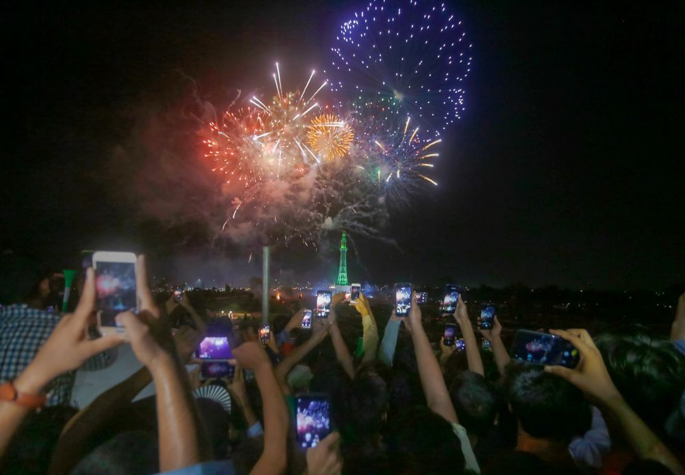 Skal du se på den filmen du tok av fyrverkeriet i 2021 nå, eller skal du legge bort mobilen? Folk i Lahore, Pakistan, feirer nasjonaldagen i 2020.