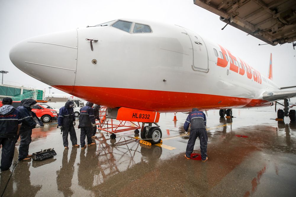 Alle Boeing 737-800-fly i Sør-Korea skal undersøkes etter helgens flyulykke. Flyet som krasjet tilhørte Jeju Air, som i all hovedsak benytter denne flytypen. Flyet på dette bildet fra 2022 er samme type og tilhører samme selskap, men er et annet enn det som krasjet søndag.