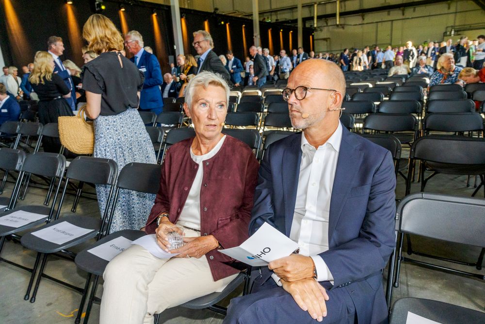 LO-leder Peggy Hessen Følsvik og NHO-direktør Ole Erik Almlid under åpningen av Morrow batterifabrikk i Arendal i fjor sommer.