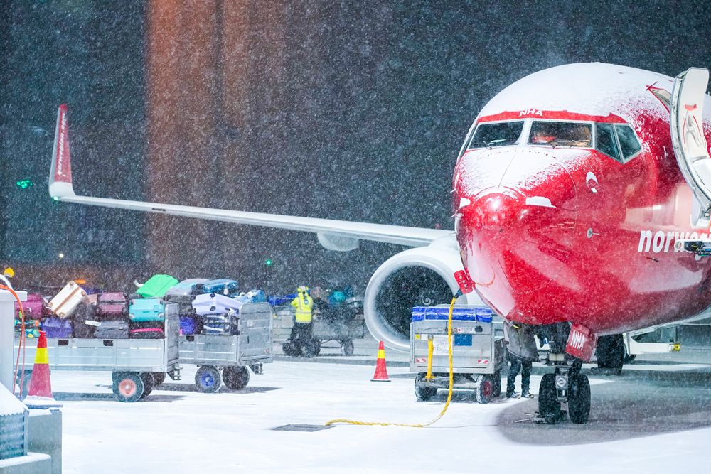 Avinor venter mye snø mandag og har bemannet opp.