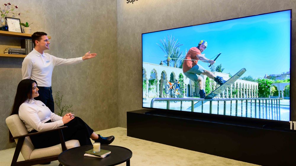 Samsung håper at Vision AI skal revolusjonere måten vi bruker TV-er på. Bildet viser en av selskapets nyeste TV-modeller som kommer med teknologien.