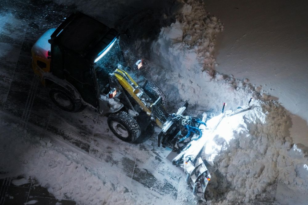 Brøytebiler jobber på spreng med å rydde de snødekte veiene i Oslo. Dette bildet ble tatt mandag kveld, men også tirsdag morgen fortsatte arbeidet.