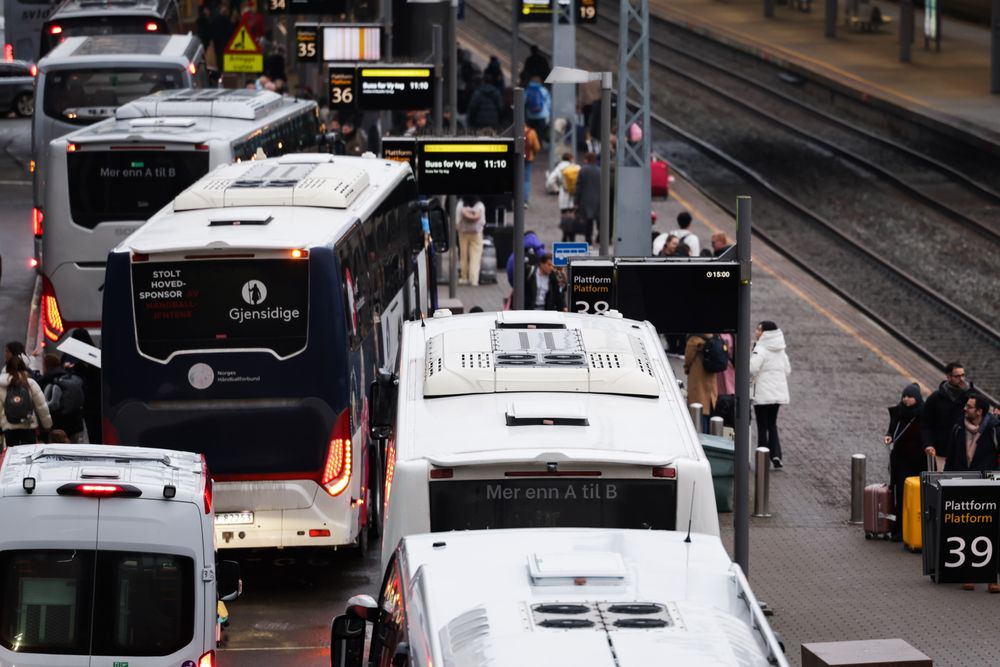 Mange måtte ta buss for tog da det ble full stans i togtrafikken i hele landet på grunn av feil på kommunikasjonssystemet mellom togene og toglederne. Her fra Oslo S.