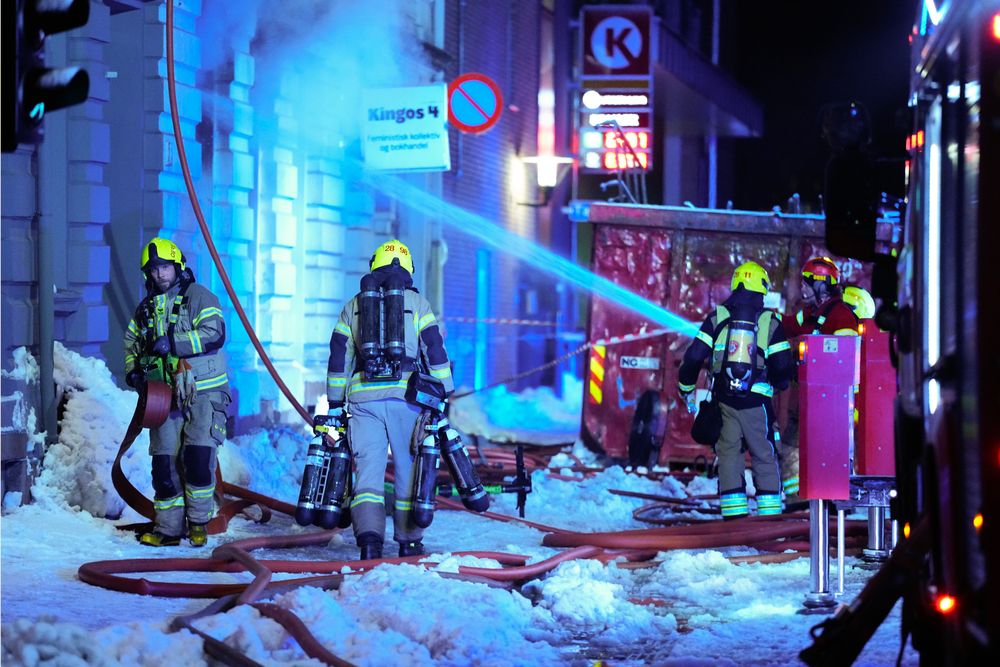 Nødetatene drev lenge med utvendig slukking fordi det var stor fare for at bygget skulle rase.