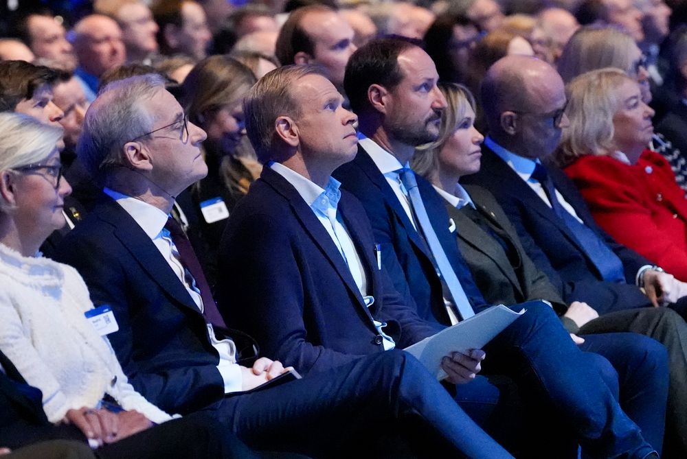 Statsminister Jonas Gahr Støre (f.v.) Svein Tore Holsether, kronprins Haakon, ordfører i Oslo Anne Lindboe og administrerende direktør i NHO Ole Erik Almlid under NHOs årskonferanse i Oslo Spektrum 8. januar 2025.  