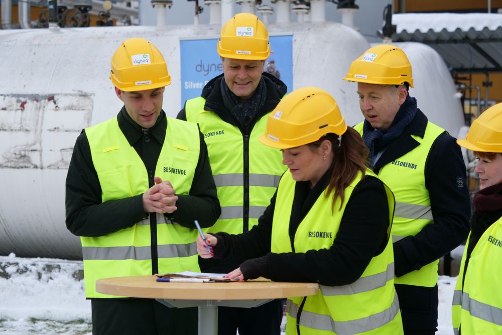 Næringsminister Cecilie Myrseth og klima- og miljøminister Andreas Bjelland Eriksen (t.v,) signerte torsdag avtalen på vegne av regjeringen.