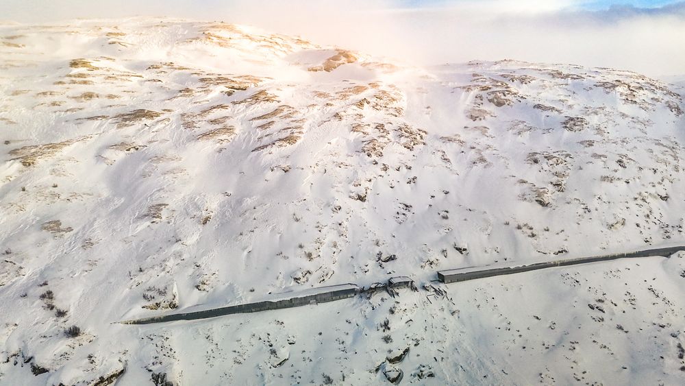 Snøoverbygget som ble truffet av et snøras på to steder (bildet) mandag 6. januar lå under en høyde. Likevel var det ikke dimensjonert for annet enn små skred, ifølge Bane Nor.