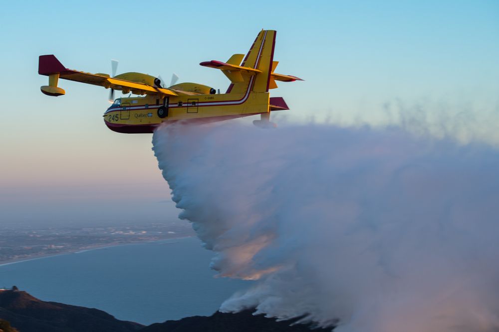 Det var trolig dette flyet, et Canadair CL-415 SuperScooper registrert «C-GQBG», som ble skadd i kollisjonen med en drone torsdag. Her er flyet fotografert under en demonstrasjon av brannslukking i California i 2022.