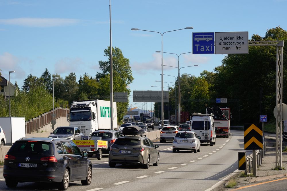 Kollektivfeltene inn til Oslo ble sperret for elbiler i fjor sommer, men fra midten av februar vil fem nye strekninger bli åpnet igjen.