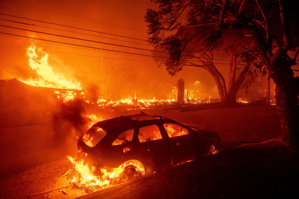 Både biler og bygninger er totalødelagt i brannen i Los Angeles. Minst 16 menensker har så langt mistet livet.