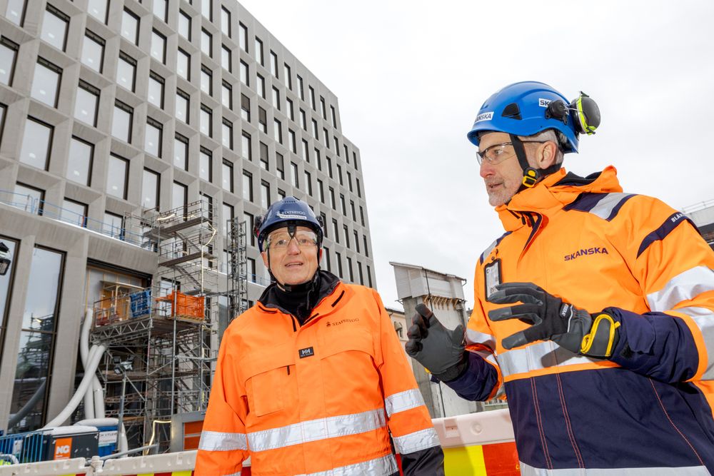 – Det er ikke enkelt, men ikke noe uforutsett har dukket opp. Vi har kontroll på framdrift og kostnader, sier Statsbygg-sjef Harald Nikolaisen (t.v.) om byggingen av Regjeringskvartalet. Her er han sammen med konsernsjef Stein Ivar Hellestad i Skanska Norge.