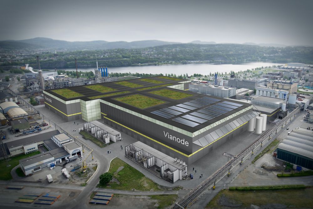 Vianode har investert to milliarder i fabrikken på Herøya Industripark i Telemark. Her skal det produseres anodegrafitt som brukes i batterier. Selskapet skal også bygge fabrikk i USA.