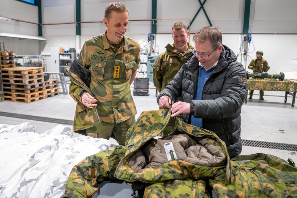 Forsvarsminister Bjørn Arild Gram (t.h.) og forsvarssjef Eirik Kristoffersen ser på Forsvarets nye uniformer ved Garnisonen i Sør-Varanger i Kirkenes fredag.