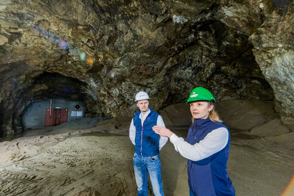 Geolog Gaute Magnushommen og prosjektleder Svetlana Rotaru i Rare Earths Norway. Her står de i gruvegangen hvor det etter planen skal hentes ut sjeldne jordarter. Selskapet er prioritert i MSP, som nå blir koblet til amerikanske KI-interesser.
