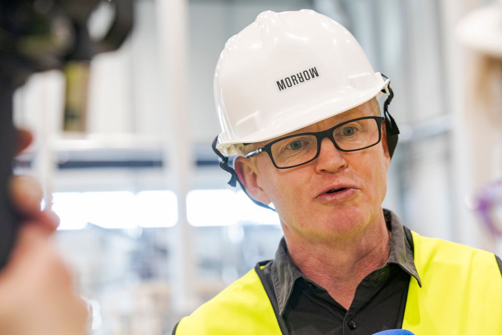 SVs Lars Haltbrekken mener oljebransjen dytter klimaansvaret over på landindustrien, ved å legge ved elektrifiseringsprosjekter, Han ber regjeringen pålegge oljeselskapene å bygge havvind eller blå gasskraft. 