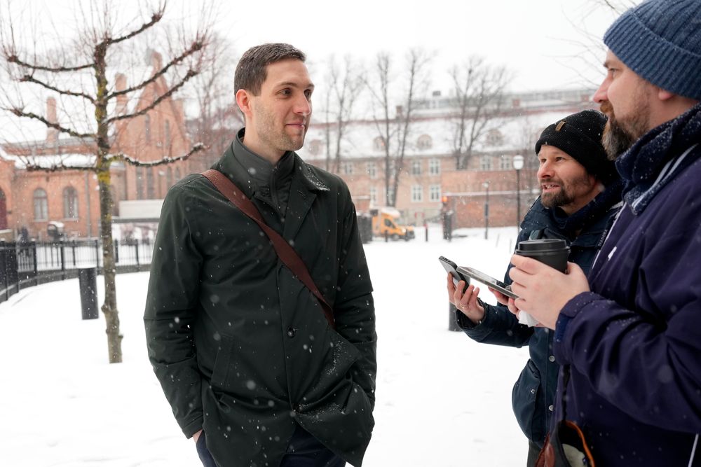 Klima- og miljøminister Andreas Bjelland Eriksen (Ap) på vei inn til regjeringskonferanse.