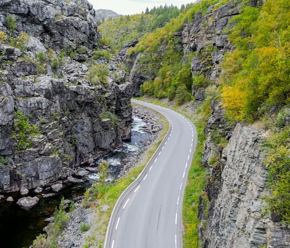 Dagens E45 gjennom Kløfta følger en naturlig elvecanyon. Den skjærer seg dypt ned i fjellet fra Finnmarksvidda mot Alta.