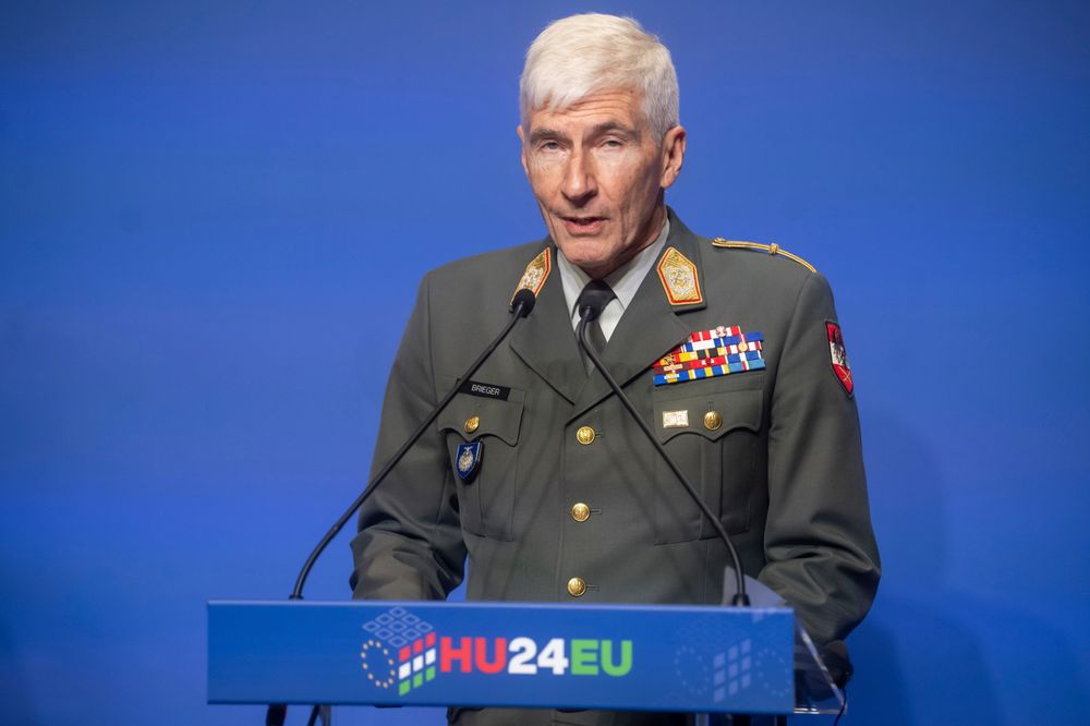 General Robert Brieger leder EUs militære komité (EUMC). Her under en pressekonferanse i Ungarn i oktober i fjor. 