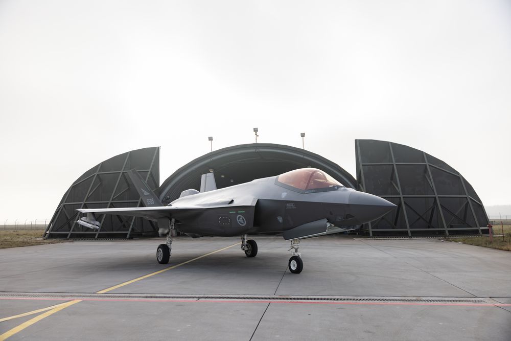 I januar deltok norske F-35-fly i skarp beskyttelse av polsk luftrom. Her står ett av de norske flyene utenfor et shelter ved en flybase i Poznań, Polen, noen få dager etter hendelsen.