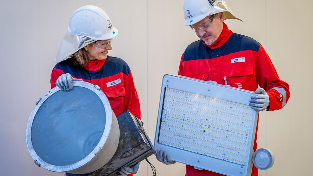 Julien Lemerle, prosjektleder for energieffektivisering i Hydro Rein, med den nye, energieffektive lyskilden. Marianne W. Jenssen viser en av de gamle.