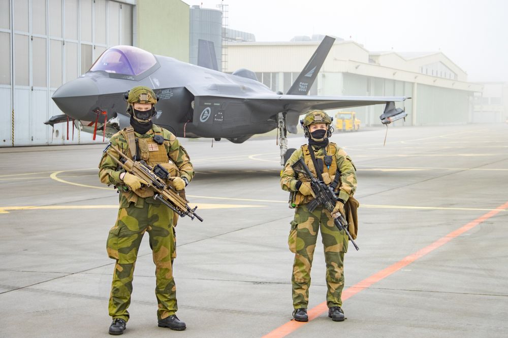 De vervede vaktsoldatene Filip og Emma passer på det norske F-35A-flyet som ble vist fram for norsk og polsk presse under den norske mediedagen ved flybasen ved Poznań i Polen i forrige uke.