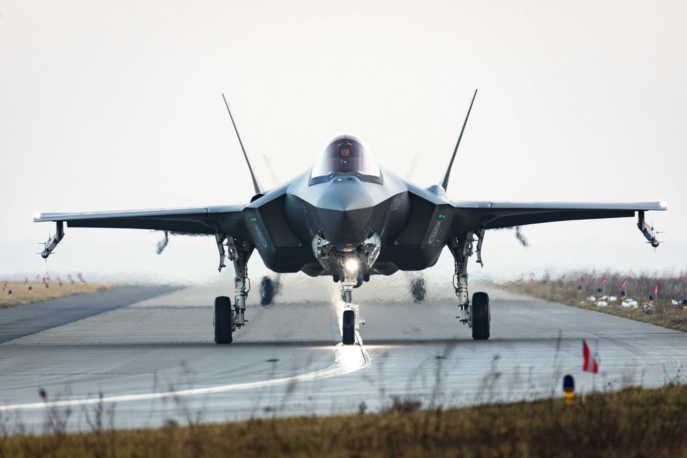 Et norsk F-35 kampfly taxer inn etter endt oppdrag i Poznań i Polen.