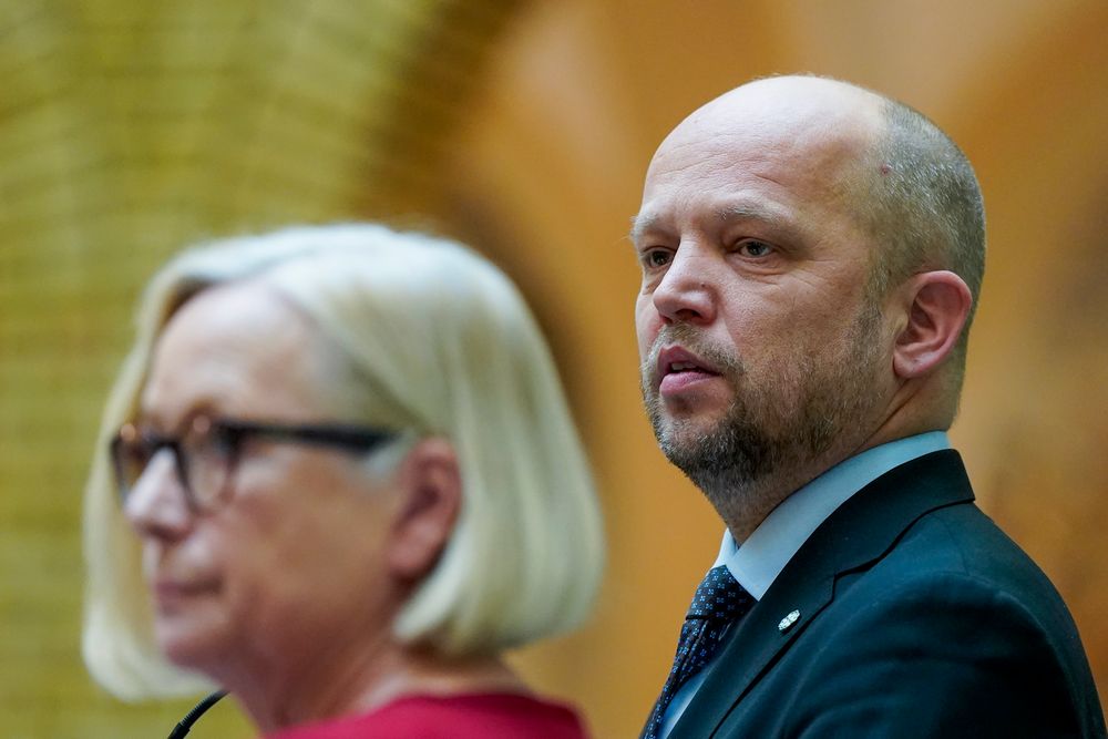 Finansminister Trygve Slagsvold Vedum og Marit Arnstad (Sp) under en pressekonferanse i Vandrehallen på Stortinget i Oslo torsdag.