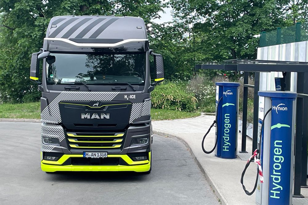 I mai introduserte lastebilprodusenten MAN sin første hydrogenbil på det norske markedet. Her får bilen påfyll av hydrogengass ved Sør-Norges eneste fyllestasjon for hydrogen, Hynion på Høvik utenfor Oslo.