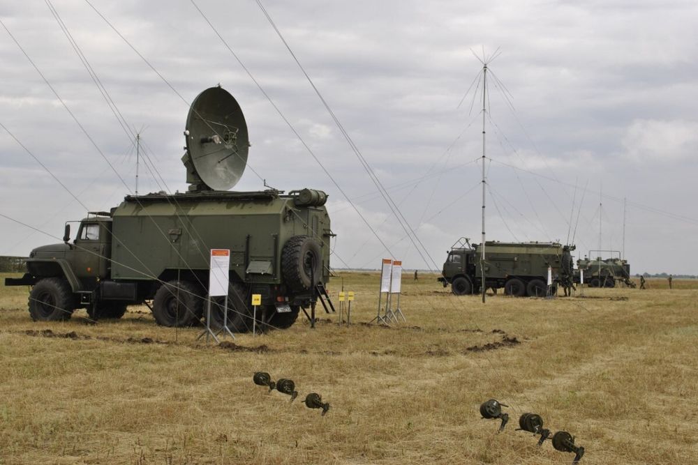 «Tirada» er et russisk, mobilt system for å blokkere satellittsignaler. Bildet er fra militærforumet Army-2020, som ble arrangert i Jekaterinburg i Russland i 2020. Det har trolig kapasitet til å jamme GPS-signaler, men det kan også være helt andre systemer som brukes.