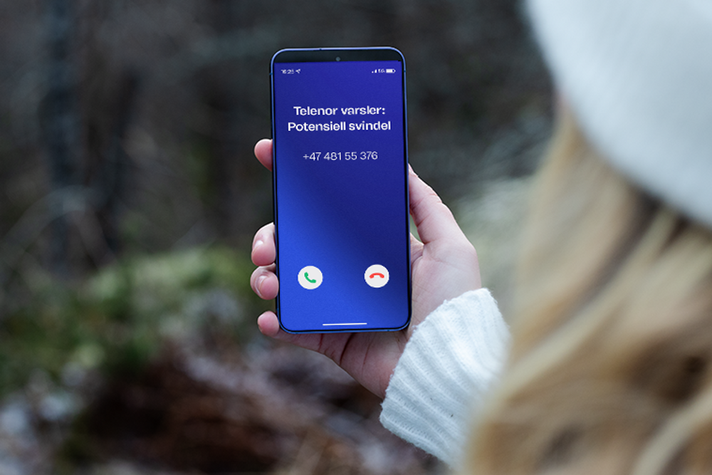 Fra i dag lover Telenor at mobilabonnentene deres kommer til å bli advart dersom samtalen som kommer inn er en potensiell svindeltelefon, eller kommer fra et nummer som ser ut til å brukes til salg eller lignende. Ringer du det avbildede nummeret, blir du ikke forsøkt svindlet, men kommer til en reklame for Telenors nye varslingstjeneste.