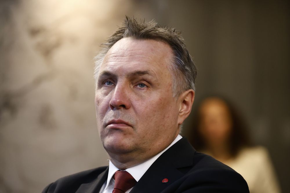 Forsvarsminister Tore O. Sandvik (Ap) varsler at regjeringen vil sette av 17 milliarder kroner til opprustning av Forsvaret
