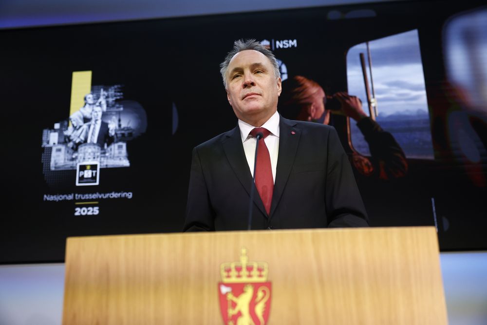 Forsvarsminister Tore O. Sandvik under fremleggelse av PSTs trusselvurdering for 2025. Sandvik får hard personlig kritikk fra Høyres forsvarspolitiske talsmann Hårek Elvenes for at han ikke er godt nok forberedt. 