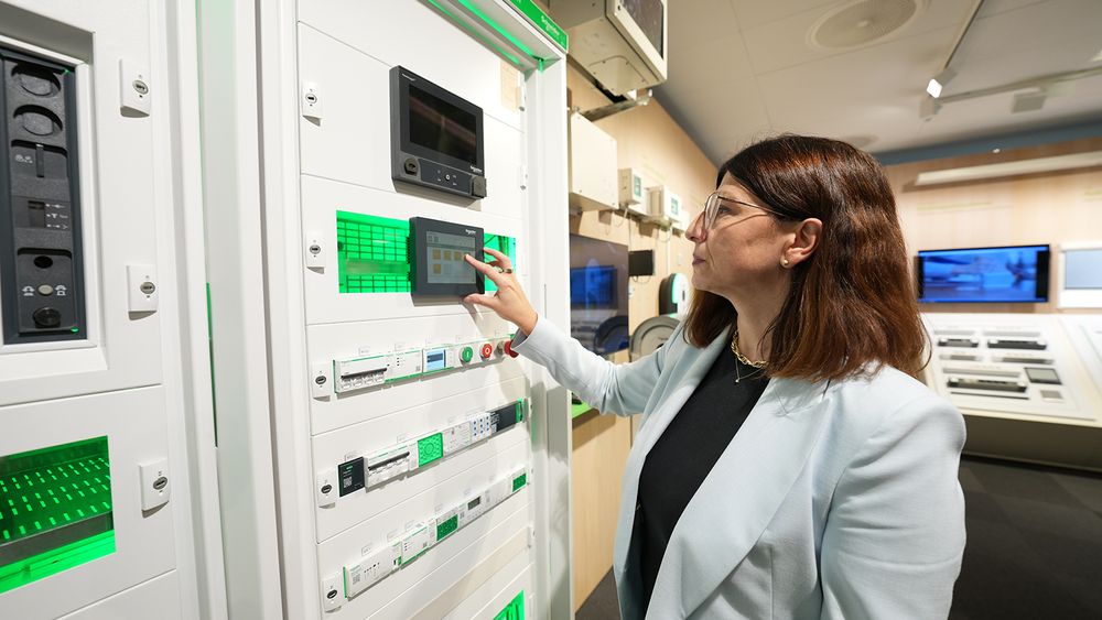 Vladislava Furtula er direktør i Schneider Electric Norge og ekspert innen elektrisk distribusjon. Mage av komponentene som er montert i smarte tavler som den i bildet er nettilkoblet og – danner grunnlaget for å energieffektivisere.