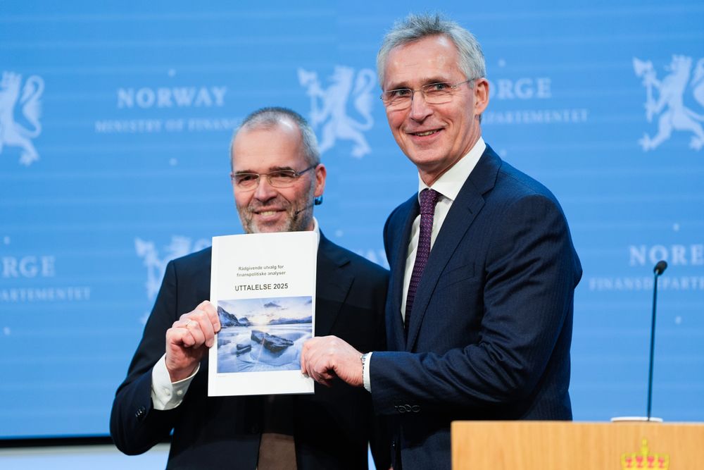 Professor Ragnar Torvik overleverer en rapport fra Finanspolitikkutvaleget til finansminister Jens Stoltenberg (Ap).